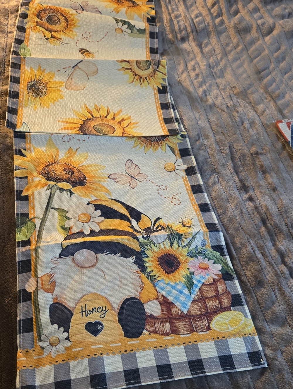 Table Runner Featurin A Nome And Sunflowers